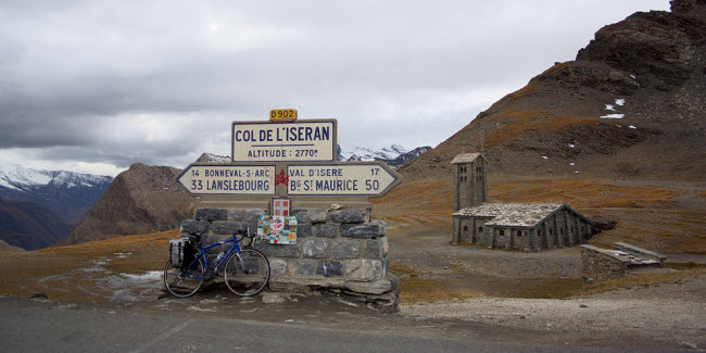 Đường Col de l&#39;Iseran, Pháp: Đây là con đường cao nhất trên dãy núi Alps. Nhưng tuyến đường này chỉ mở cửa vào mùa hè và được sử dụng cho một số chặng đua của giải đua xe đạp Tour de France.