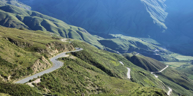 Đường Ruta 40, Argentina: Cung đường này có chiều dài 4.800 km, kéo dài từ biên giới phía bắc Argentina tới cực nam. Nó chạy qua 18 con sông, 20 vườn quốc gia và dãy núi Andes.