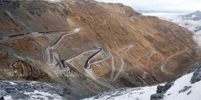 Đường Stelvio Pass, Italia: Cung đường này gây ấn tượng với 48 khúc cua trên chiều dài chỉ 24km. Nó chạy qua dãy núi Alps ở Italia, tạo ra tầm nhìn tuyệt đẹp cho những người khám phá.