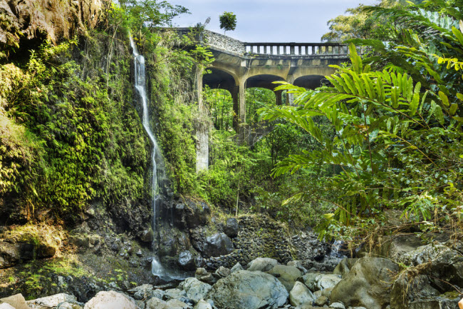 Đường Hana, Hawaii, Mỹ: &nbsp;Tuyến đường chạy dọc bờ biển trên đảo Maui và có 620 khúc cua gấp và 59 cây cầu. Du khách sẽ có nhiều trải nghiệm ngắm cảnh như thác nước, rừng nhiệt đới và đại dương.