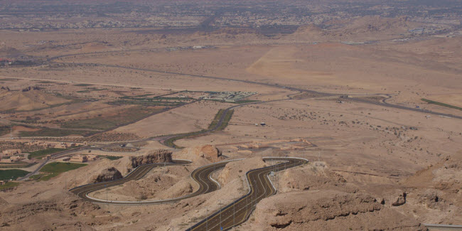 Đường Jebel Hafeet, Abu Dhabi, UAE: Con đường quanh co dẫn lên Jebel Hafeet, ngọi núi cao thứ hai ở UAE. Nếu lái xe vào lúc chiều muộn, du khách có thể ngắm cảnh mặt trời lặn từ đỉnh ngọn núi này.