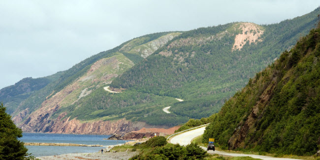 Đường Cabot Trail, Nova Scotia: Đây là một trong những cung đường đẹp nhất tại Canada, khi du khách có thể vừa lái xe vừa ngắm phong cảnh rừng và đại dương.