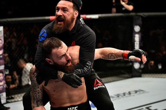 UFC: Sấp mặt cả trận, phản đòn giây cuối thắng hơn 1 tỷ đồng - 3