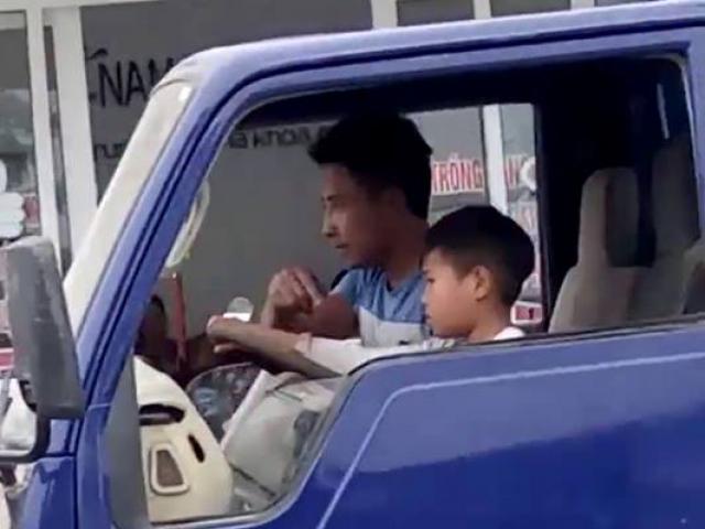 Vụ bé trai lái xe tải trên phố: Công an tăng hình phạt, chủ xe hối hận