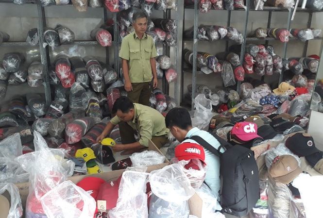 Phát hiện hàng ngàn chiếc mũ nón hàng hiệu giả ở Sài Gòn - 1