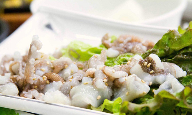 Bạch tuộc sống (Sannakji): Sananakji (bạch tuộc sống) là món ăn cực kỳ nổi tiếng được tìm thấy ở Hàn Quốc nhưng giờ bạn không cần phải đến tận Hàn Quốc, ngay tại Singapore, bạn cũng có thể thưởng thức món ăn có trải nghiệm kinh hoàng này. Khi đưa miếng bạch tuộc sống vẫn còn ngọ nguậy và hãy thận trọng bởi những xúc tu của con bạch tuộc còn sống nguyên này có thể hút chặt vào cổ họng của bạn và khiến bạn bị nghẹn thở.