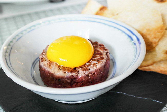 Thịt bò sống &#40;Steak tartare&#41;: Steak Tartare là món đặc trưng với thịt bò băm, thịt bò tươi sống thường được băm và trộn với một loại sốt đặc biệt sau đó được trình bày khá đẹp mắt với một quả trứng sống phủ lên trên. Bạn sẽ thường gặp món này trong các nhà hàng Pháp hoặc Ý, và không phải là không phổ biến như bạn nghĩ.