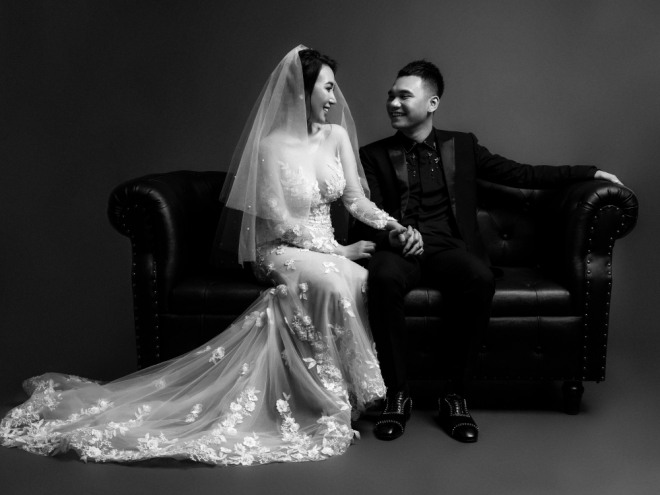 Khắc Việt khoe ảnh cưới bên cô dâu DJ nóng bỏng - 1