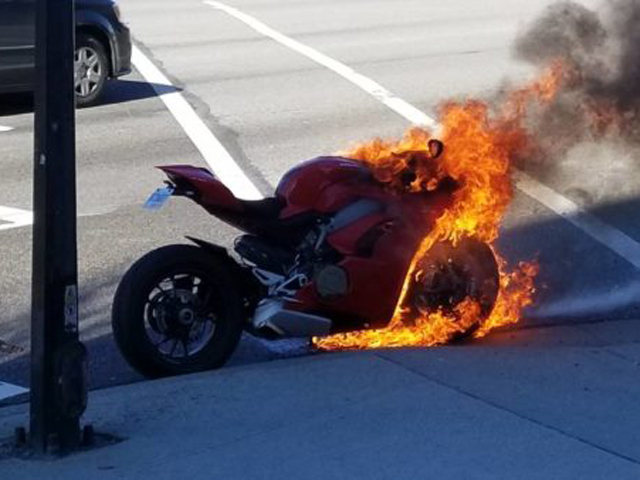 Siêu xe Ducati Panigale V4 bị ”bà hỏa” viếng thăm