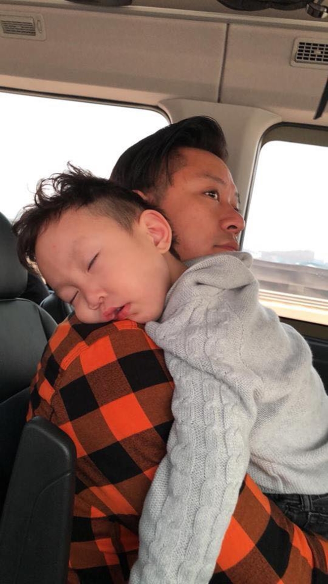 Hình ảnh bé Su Hào ngủ ngon lành trên vai bố khi đi xe ô tô khiến nhiều người xúc động.