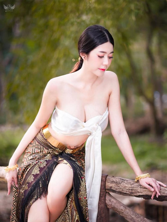 Phasin là trang phục truyền thống của Thái Lan. Mới đây, 2 hot girl nổi tiếng xứ chùa Vàng là Yiing Passara và Jessie Vard bị chỉ trích vì biến tấu trang phục này sexy quá đà.