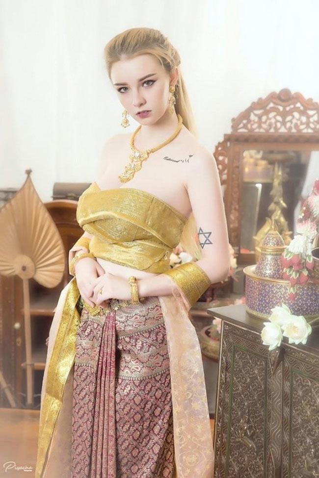 Về bộ trang phục của hot girl Jessie Vard, cô cũng có cách biến tấu khá giống Passara, đó là chọn áo quây ngang trễ tràng.