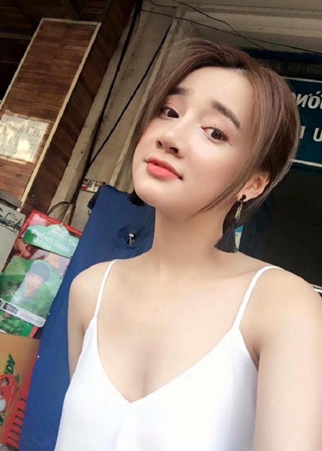 Nhã Phương thường xuyên đắp mặt nạ sữa chua không đường ở nhà để da láng mịn, căng bóng.&nbsp;Thỉnh thoảng, cô pha cùng mật ong, bột nghệ, bột trà xanh để đắp khoảng 15 phút thì rửa sạch.&nbsp;