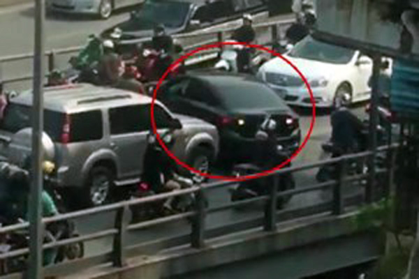 Lại xuất hiện clip ô tô quay đầu trên cầu, CSGT truy tìm tài xế - 1