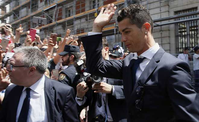 Nghi án Ronaldo trốn thuế: “Người phán xử” làm căng, dễ lĩnh án tù như Messi - 1
