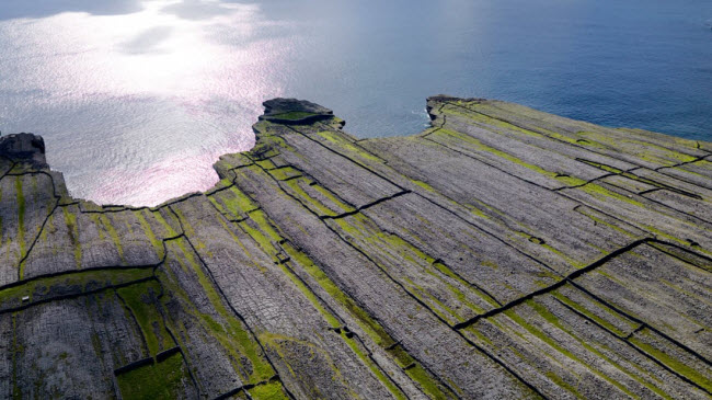 Inishmore, Galway: Đây là hòn đảo lớn nhất thuộc quần đảo Aran ở ngoài khơi bờ biển phía tây Ireland. Nơi đây nổi tiếng với bãi đá vôi có bề mặt bằng phẳng nằm sát biển.