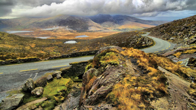 Đèo Moll&#39;s Gap , Kerry: Dừng trên đèo Moll&#39;s Gap, du khách có thể phóng tầm mắt để chiêm ngưỡng vẻ hùng vĩ của dãy núi Macgillycuddy&#39;s Reeks.