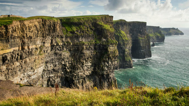 Vách đá Moher, Clare: Vách đá cao 214 m là địa điểm du lịch hấp dẫn nhất ở Ireland, khi thu hút khoảng 1 triệu du khách mỗi năm.