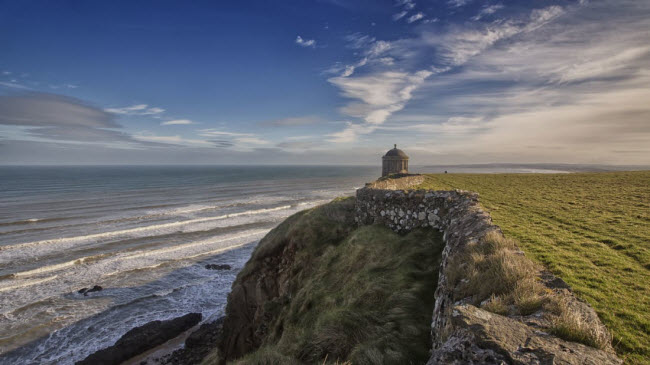 Đền Mussenden, Derry: Được lựa chọn làm bối cảnh cho bộ phim Trò chơi vương quyền, Mussenden là ngôi đền cổ được xây dựng từ thế kỷ thứ 18 trên đỉnh vách núi nhìn xuống Đại Tây Dương. Ban đầu, nó có chức năng như một thư viện mùa hè.