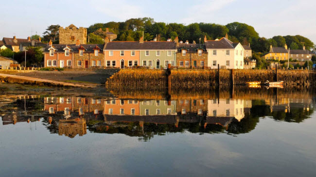 Strangford, Down: Ngôi làng Strangford nằm ngay cửa vịnh Strangford Lough. Từ đây có một tuyến phà kết nối với ngôi làng Portaferry trên cực nam của bán đảo Ards.