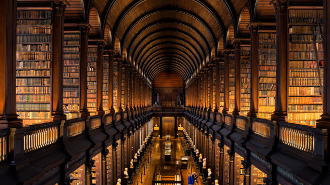 Long Room, Dublin: &#34;Long Room&#34;, dài 65m, là phòng chính của thư Old Library thuộc trường đại học Trinity Dublin. Các cựu sinh viên từng học tại đây bao gồm Oscar Wilde, Jonathan Swift, Bram Stoker và Samuel Beckett.