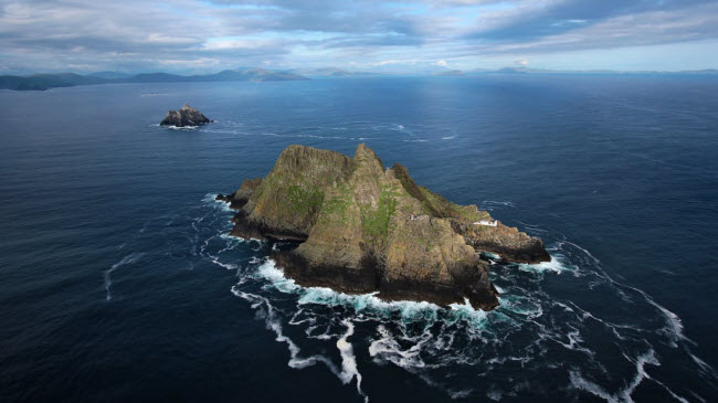 Đảo Skellig Michael, Kerry: Hòn đảo bao gồm các cấu tạo đá có mũi nhọn và đã được UNESCO công nhận là di sản thế giới. Nơi đây cũng được lựa chọn làm bối cảnh cho bộ phim Chiến tranh giữa các vì sao.