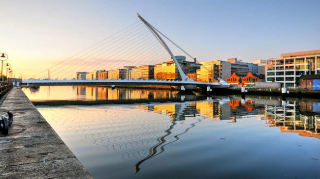 Dublin Docklands, Dublin: Khu Dublin Docklands có nhiều công trình mới xây dựng trong những năm gần đây, bao gồm Trung tâm hội nghị Dublin và cầu Samuel Beckett.