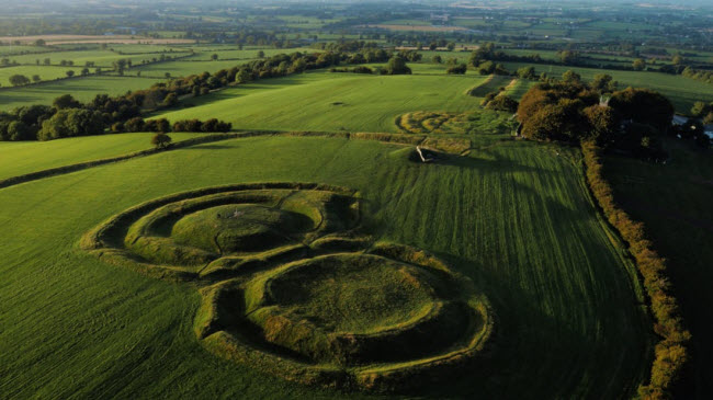 Đồi Tara, Meath: Đồi Tara là nơi đóng đô&nbsp;của các vị vua cổ đại ở Ireland. Đây cũng là nơi Margaret Mitchell lấy cảm hứng để viết tiểu thuyết Cuốn Theo Chiều Gió.