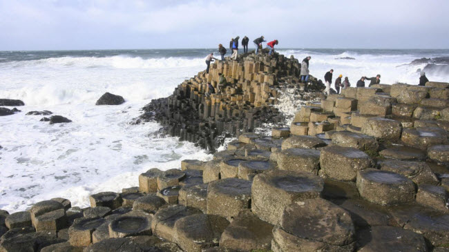 Bãi đá núi lửa Giant&#39;s Causeway, Antrim: Truyền thuyết kể rằng bãi đá được hình thành khi người không lồ Finn McCool xây cầu qua biển Ireland để chiến đấu với người khổng lồ ở Scotland. Trong khi đó, các nhà khoa học giải thích rằng 40.000 trụ đá ở đây là kết quả của hoạt động núi lửa cách đây 50 đến 60 triệu năm.