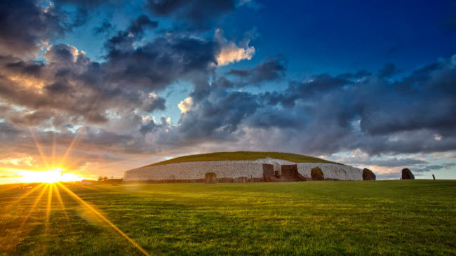 Newgrange, Meath: Lăng mộ 5.000 năm tuổi này thậm chí còn lâu đời hơn các kim tự tháp Ai Cập. Vào ngày đông chí, ánh nắng mặt trời có thể chiếu thẳng xuống phòng chính của lăng mộ.