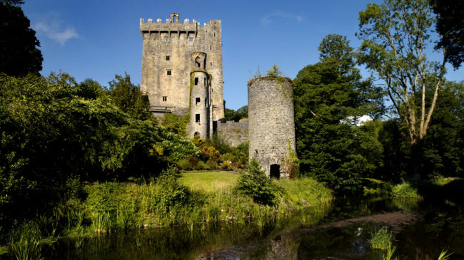 Lâu đài Blarney, Cork: Lâu đài nổi tiếng với tảng đá Blarney Stone và mọi người tới đây hôn nó trong suốt nhiều thế kỷ qua. Vào ngày đông chí, ánh nắng mặt trời sẽ chiếu thẳng xuống phòng chính của hầm mộ.