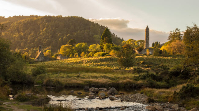 Glendalough , Wicklow: Thung lũng Glendalough là nơi Thánh Kevin xây dựng tu viện từ thế kỷ thứ 6.