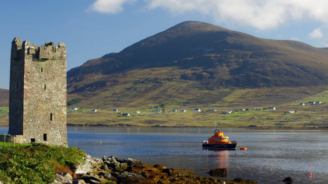 Đảo Achill, Mayo: Đây là hòn đảo lớn nhất nằm ở ngoài khơi bờ biển Ireland và là nơi sinh sống của 3.000 người. Phần lớn diện tích trên đảo là đầm lầy.