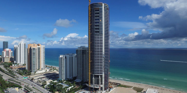 Tòa tháp Porsche Design Tower, nằm ở Miami, Mỹ, là khu chung cư hạng sang cao 196m.