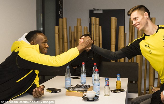 Usain Bolt tập cùng &#34;nam thần&#34; Marco Reus: Đánh đầu ghi bàn, khán giả phấn khích - 3