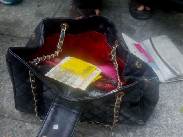 Túi xách chứa cọc tiền nghi của nạn nhân tử vong ở chung cư Carina