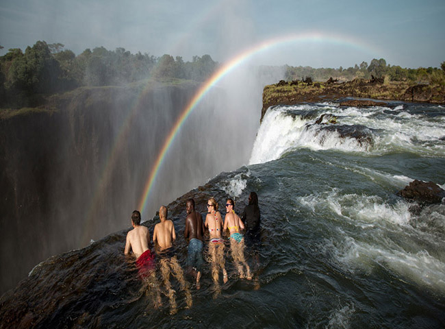 2.Hồ Devil &#40;Zambia, châu Phi&#41;. Đây là thác Victoria lớn nhất thế giới, liệu bạn có can đảm ngâm mình bên vách núi đá nguy hiểm cạnh ngọn thác này không?