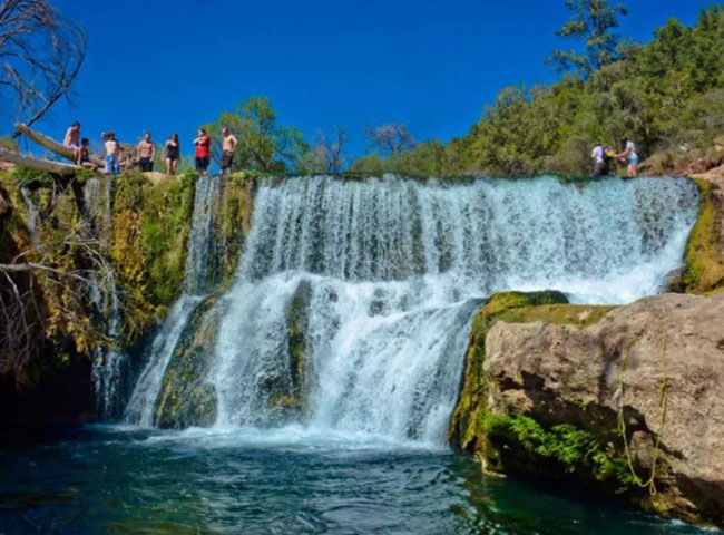 4. Fossil Creek (Strawberry, Arizona). Ốc đảo ở đây có rất nhiều thác nước để bạn đến vui chơi và thăm quan. Tuy nhiên, bạn cần phải có giấy phép thì mới được ghé thăm nơi này.