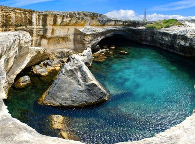 3.Grotta Della Poesia &#40;Roca Vecchia, Ý&#41;. Nằm trên bờ biển Adriatic, hồ nước màu ngọc lam này là địa điểm hoàn hảo để vừa ngâm mình thư giản, vừa ngắm mặt trời ở Địa Trung Hải.