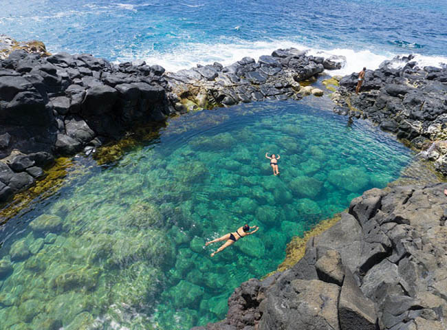 5. Bồn tắm của Nữ hoàng &#40;Princeville, Hawaii&#41;. Một trong những viên đá quý ẩn trên đảo Kauai, bạn phải đi bộ một đoạn đường dài trước khi đến được hồ bơi này. Khi thủy triều lên, bạn có thể nhảy xuống, bơi lội và ngắm nhìn đại dương. Mùa hè là thời điểm thích hợp nhất để ghé thăm.