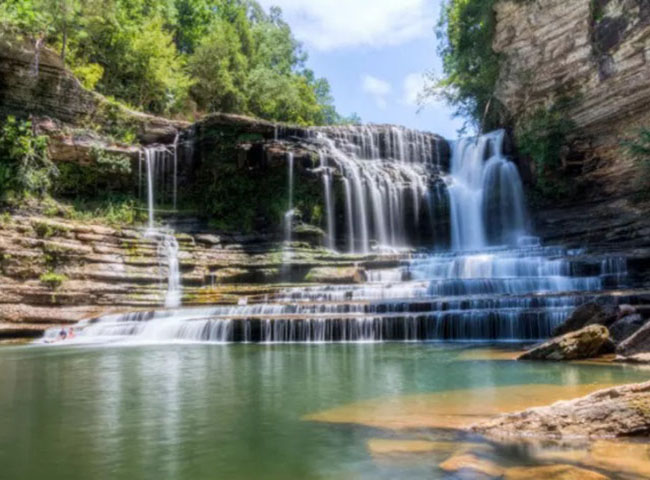 6.Công viên tiểu bang Cummins Falls (Cookeville, Tennessee). Đi theo những thác nước tại đây, bạn sẽ thấy được nhiều bể bơi tự nhiên tuyệt đẹp nằm giữa núi rừng.