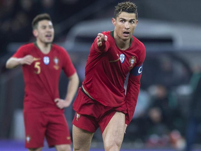 Ronaldo 3 phút 2 bàn: Công phá top 3 chân sút vĩ đại nhất lịch sử
