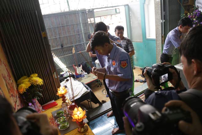Đám tang đẫm nước mắt của “người hùng” cứu 40 người trong đám cháy chung cư Carina - 1