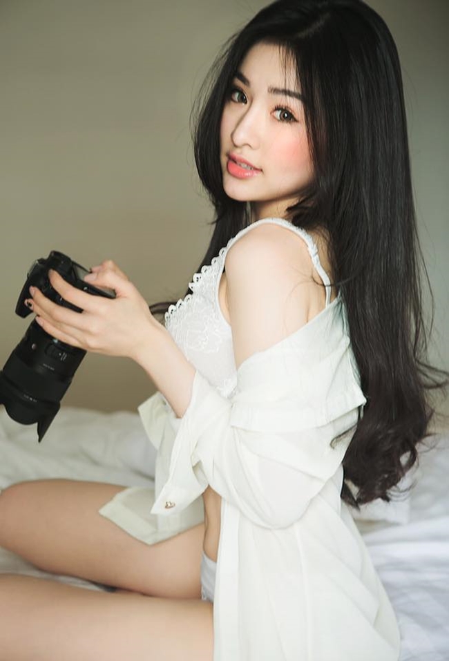 Ngân Mona bất ngờ nổi tiếng sau bộ ảnh gợi cảm do nhiếp ảnh gia Bobby Nguyễn chụp nhờ vẻ sexy, mong manh và gợi cảm.