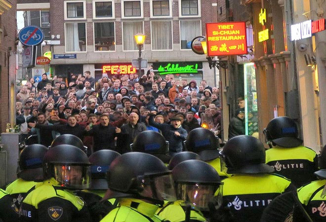 Hooligan Anh diễu võ dương oai trước World Cup: Náo loạn Hà Lan, 90 người bị bắt - 1