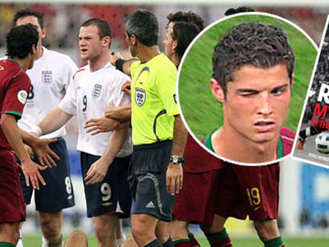 Khoảnh khắc điên rồ World Cup: Ronaldo nháy mắt ”hắc ám”, Rooney ôm hận ngàn thu