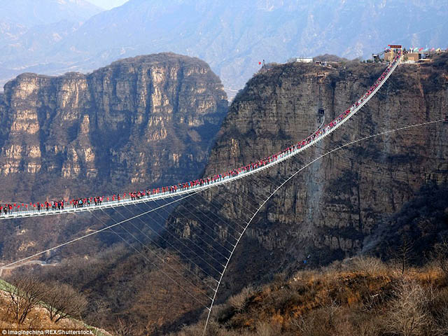 Hàng trăm du khách chen nhau trên cây cầu thủy tinh cheo leo giữa núi - 1