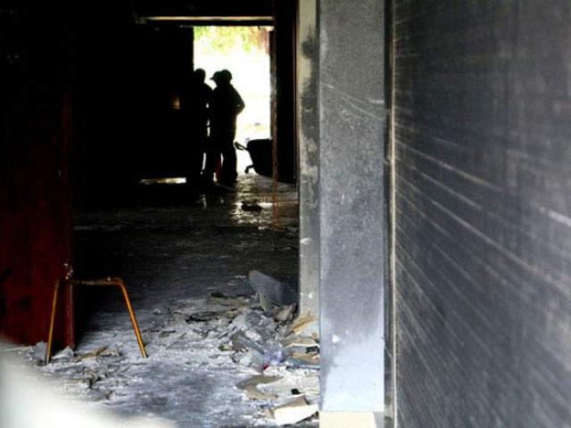 Cháy chung cư Carina: Ai chèn gạch ở cửa ngăn cháy?