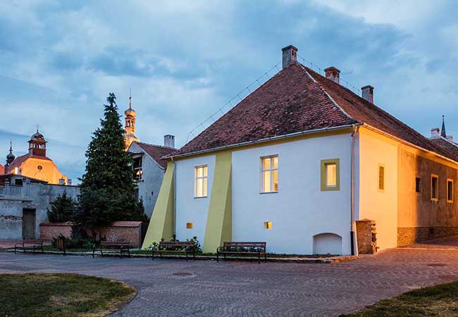 Đó là một ngôi nhà cổ nằm tại Kőszeg, Hungary , với diện tích 75 m2.