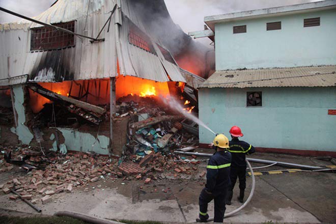 Cháy lớn ở Vĩnh Phúc, phải huy động PCCC Hà Nội chi viện - 1